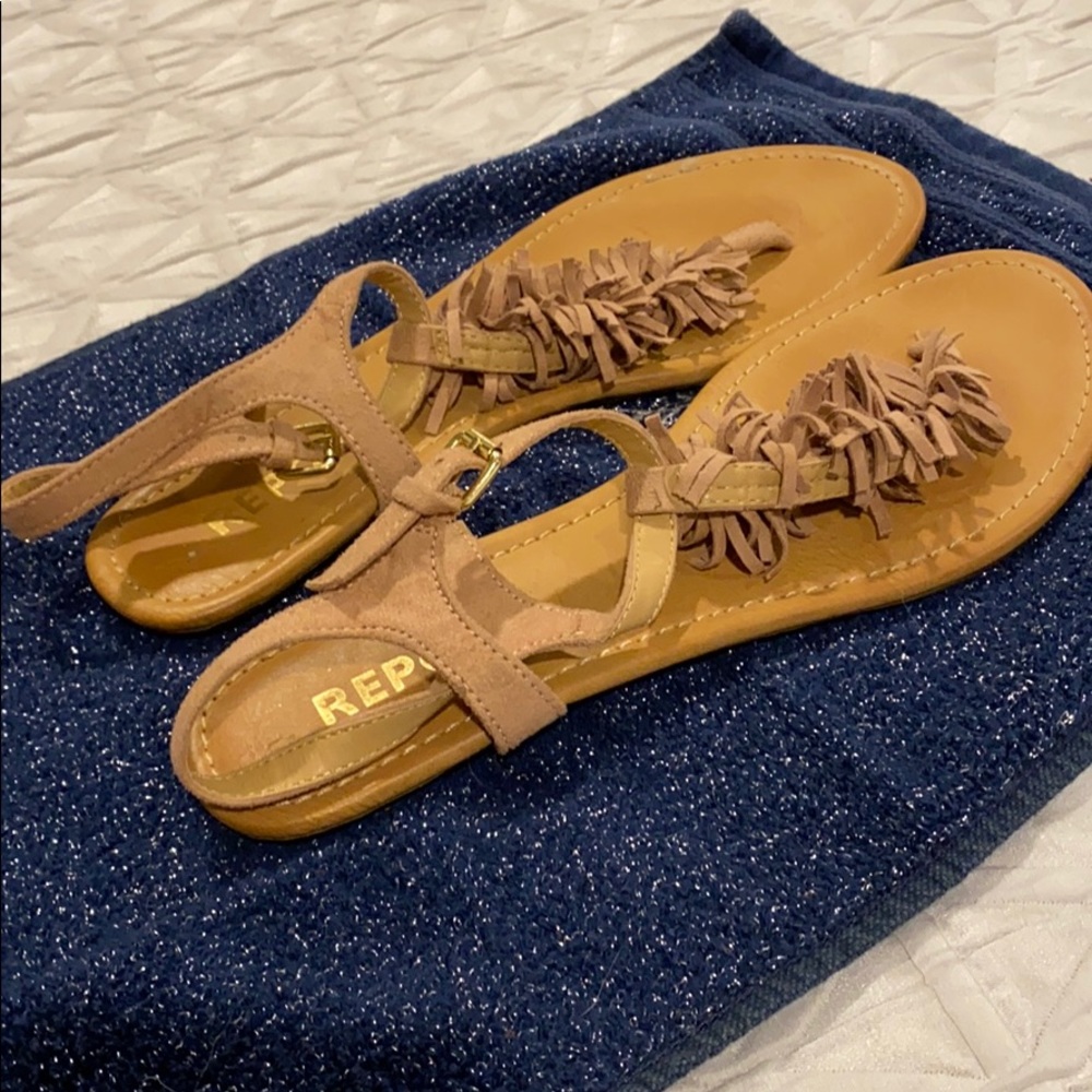 🎃 Report Fringe Sandals